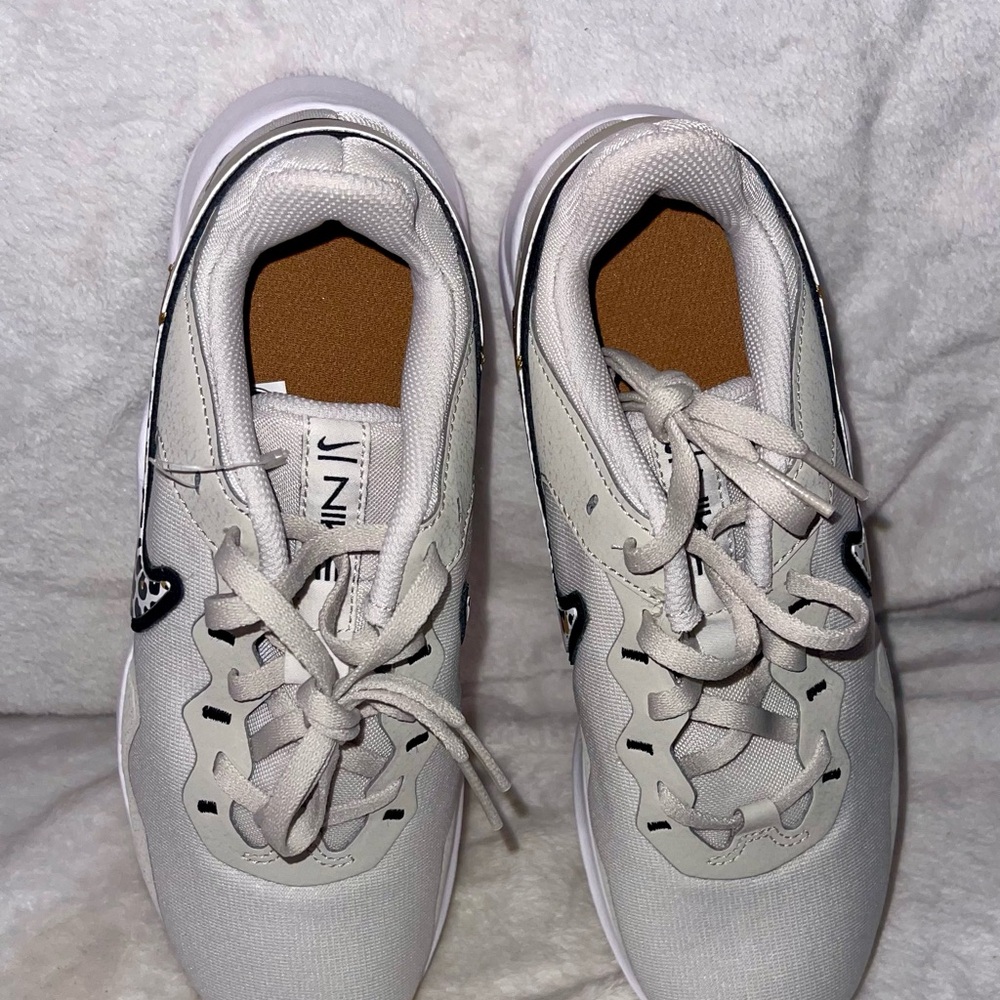 Nike NWOT Women's Neutral Off White/Gray Sneakers with Leopard Accent W7.5 - Picture 6 of 8